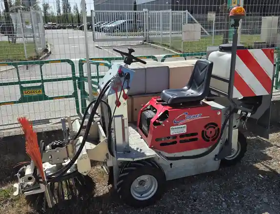 Location automotrice de désherbage mécanique sur voirie dallage enrobé Toulouse Location automotrice de désherbage mécanique sur voirie dallage enrobé Toulouse